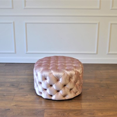 Okrągła pikowana pufa chesterfield