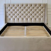 Pikowane łóżko chesterfield Kludi