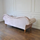 Pikowana sofa chesterfield wykończenie tyłu